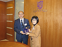 Prof. Fanny Cheung (right), PVC of CUHK presents a souvenir to Prof. Zhang Yaping (left), Vice President of CAS